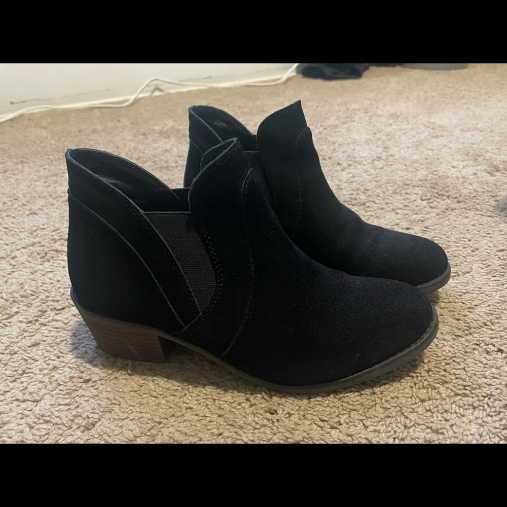 Comfy black Chelsea booties
